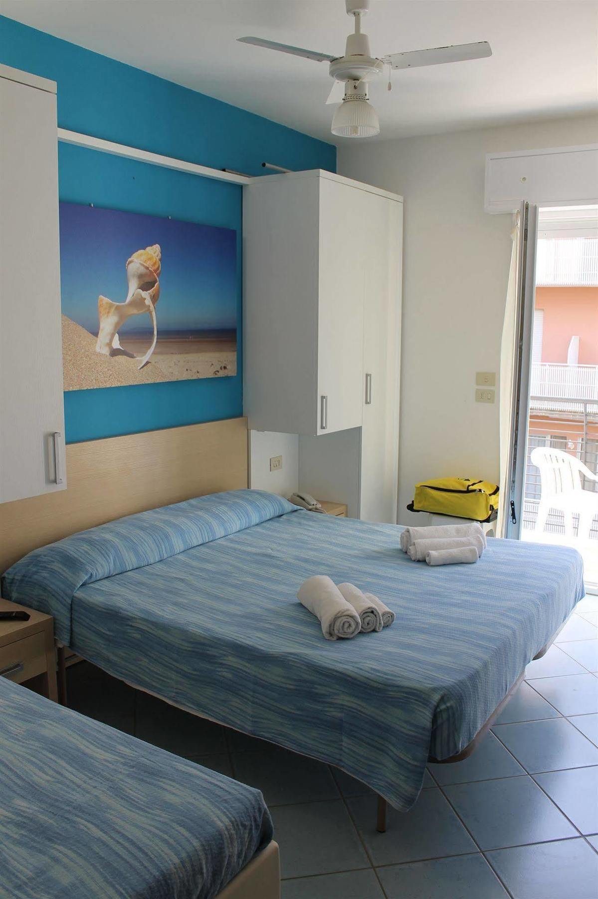 Hotel Esperia Cattolica Bagian luar foto